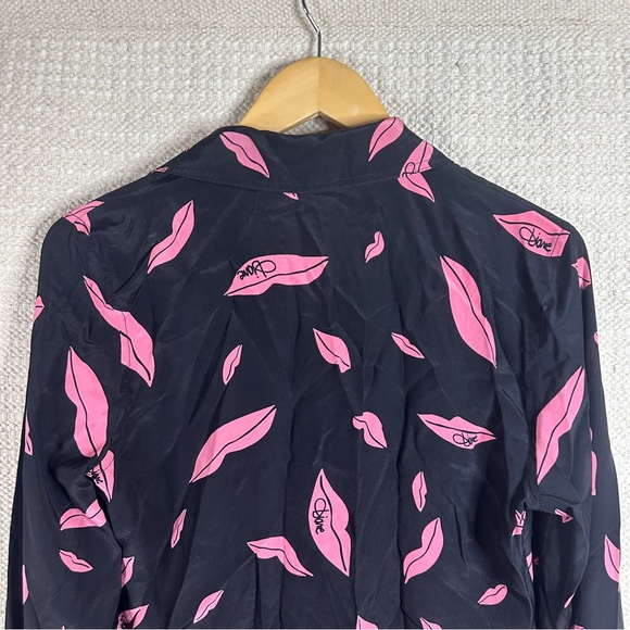 DIANE VON FURSTENBERG black and pink lip print button front silk blouse top 4 - Picture 6 of 7